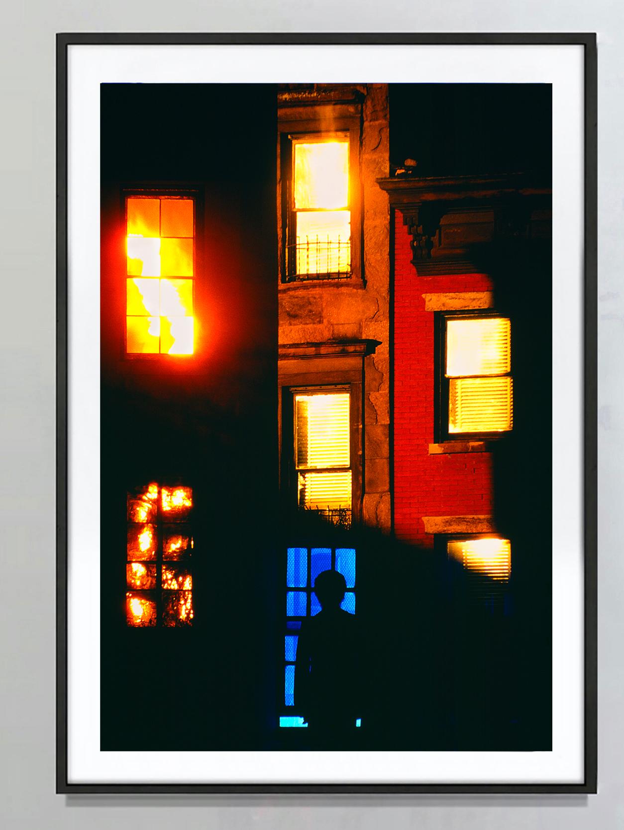 Golden Light dans les fenêtres du vieux Brooklyn Building. Ville de New York - Photograph de Mitchell Funk