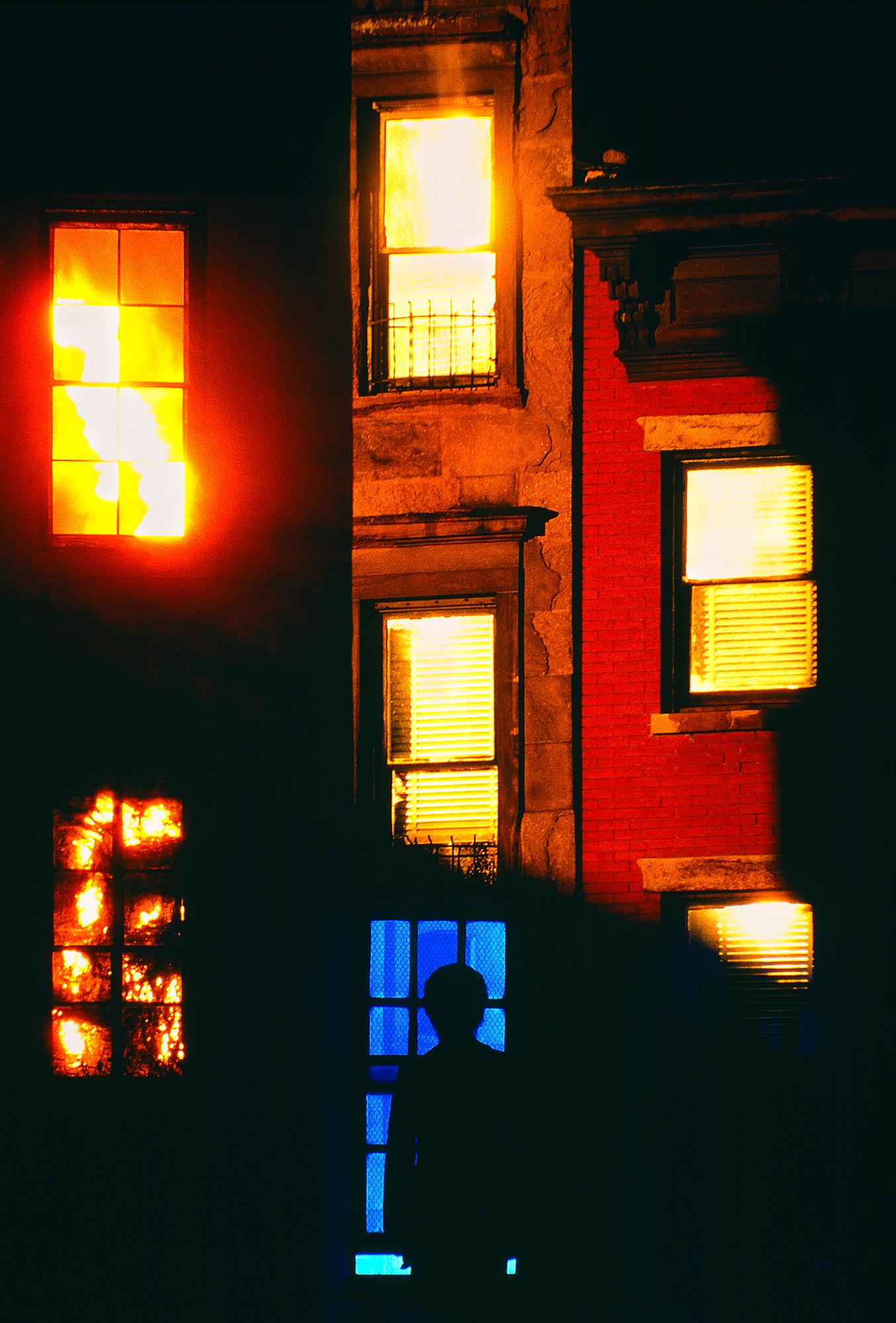 Color Photograph Mitchell Funk - Golden Light dans les fenêtres du vieux Brooklyn Building. Ville de New York