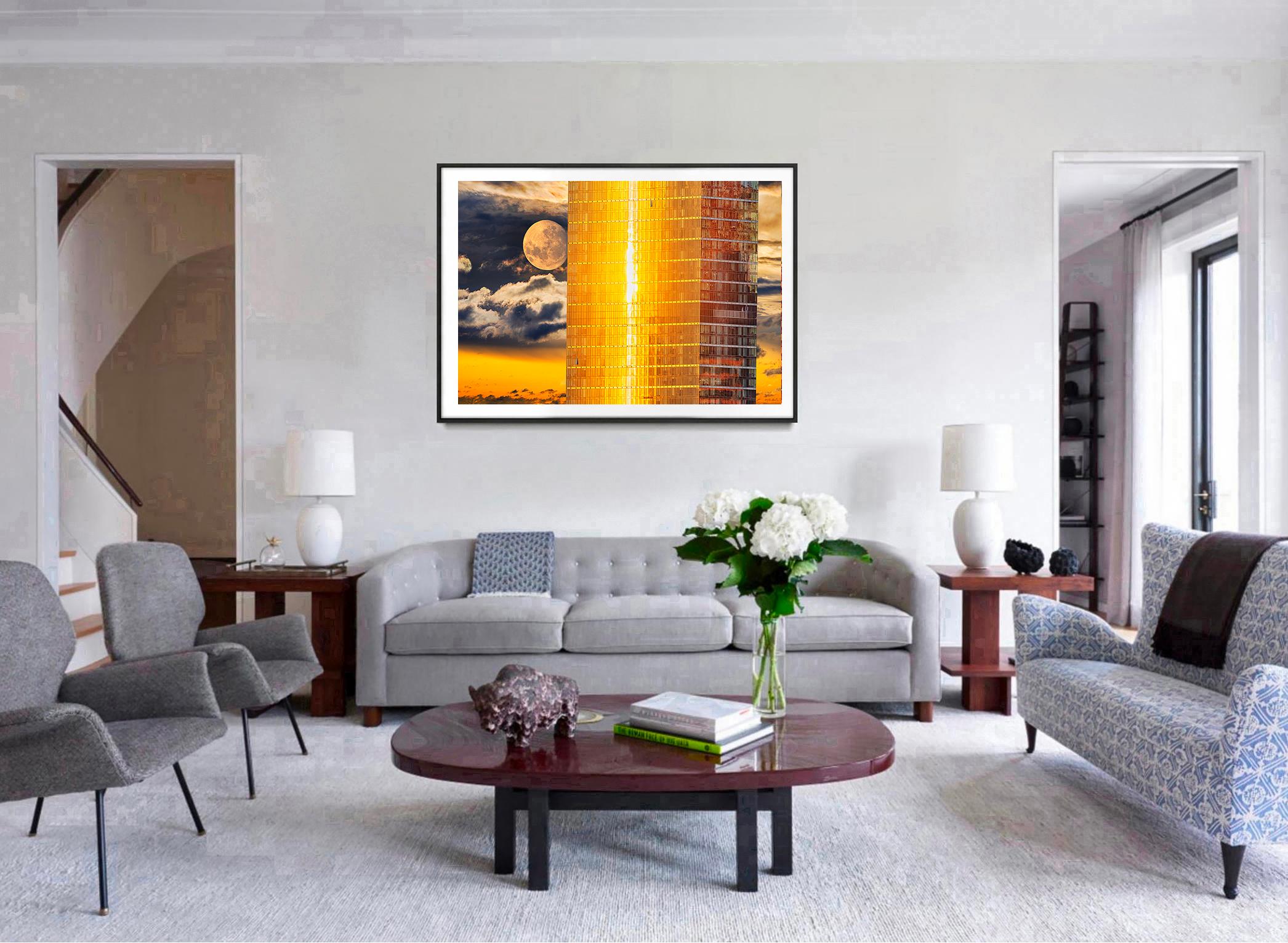 Reflejos de Luz Dorada en un Rascacielos de Nueva York con la Luna - Photograph de Mitchell Funk