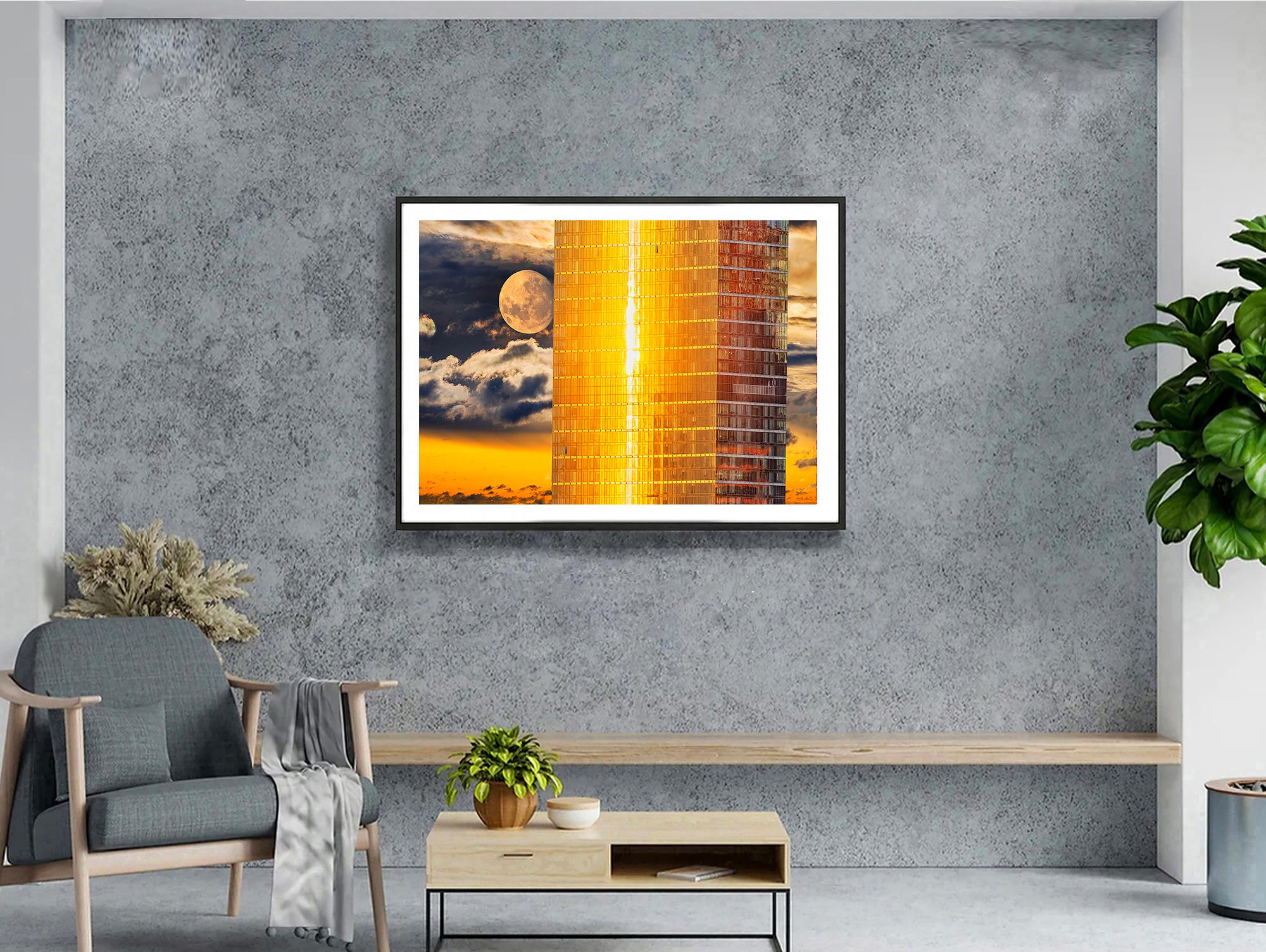 Reflejos de Luz Dorada en un Rascacielos de Nueva York con la Luna - Color Photograph Naranja de Mitchell Funk
