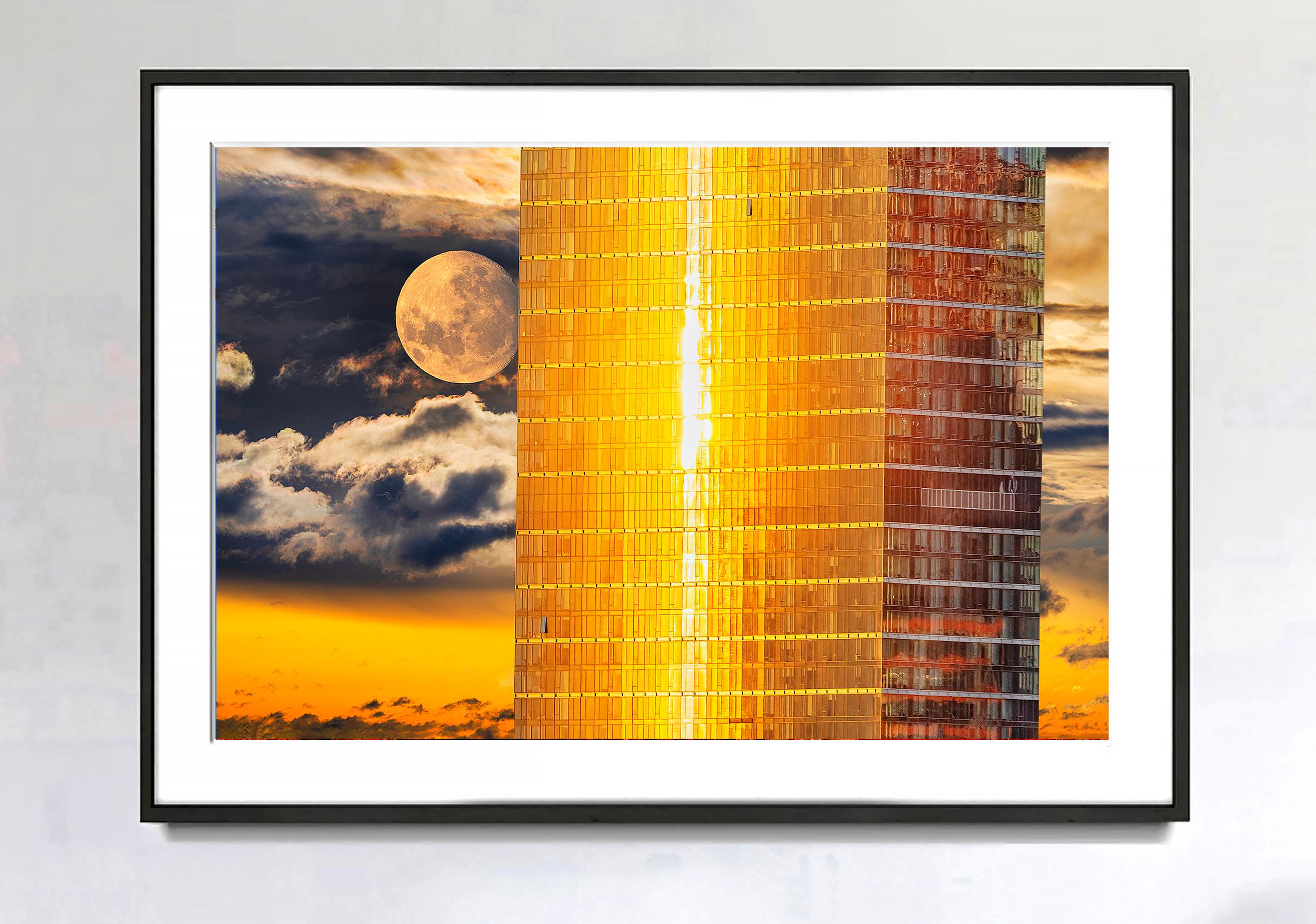 Reflejos de Luz Dorada en un Rascacielos de Nueva York con la Luna en venta 1