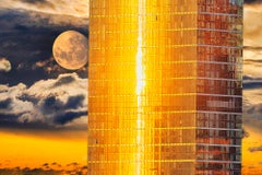 Goldene Lichtreflexionen eines New Yorker Wolkenkratzers mit Mond
