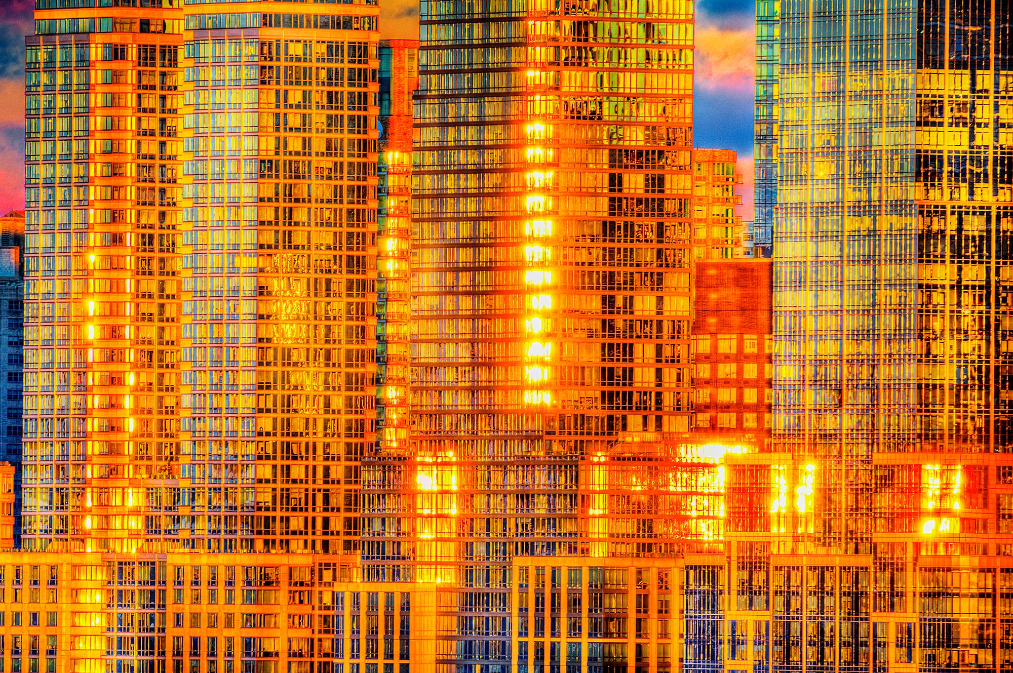 Abstract Photograph Mitchell Funk - Reflections dorées au-dessus des gratte-ciel de Manhattan