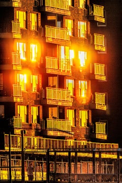 “Golden Sunrise Light on NYC Windows”, fotografia a colori, firmata, 4/15