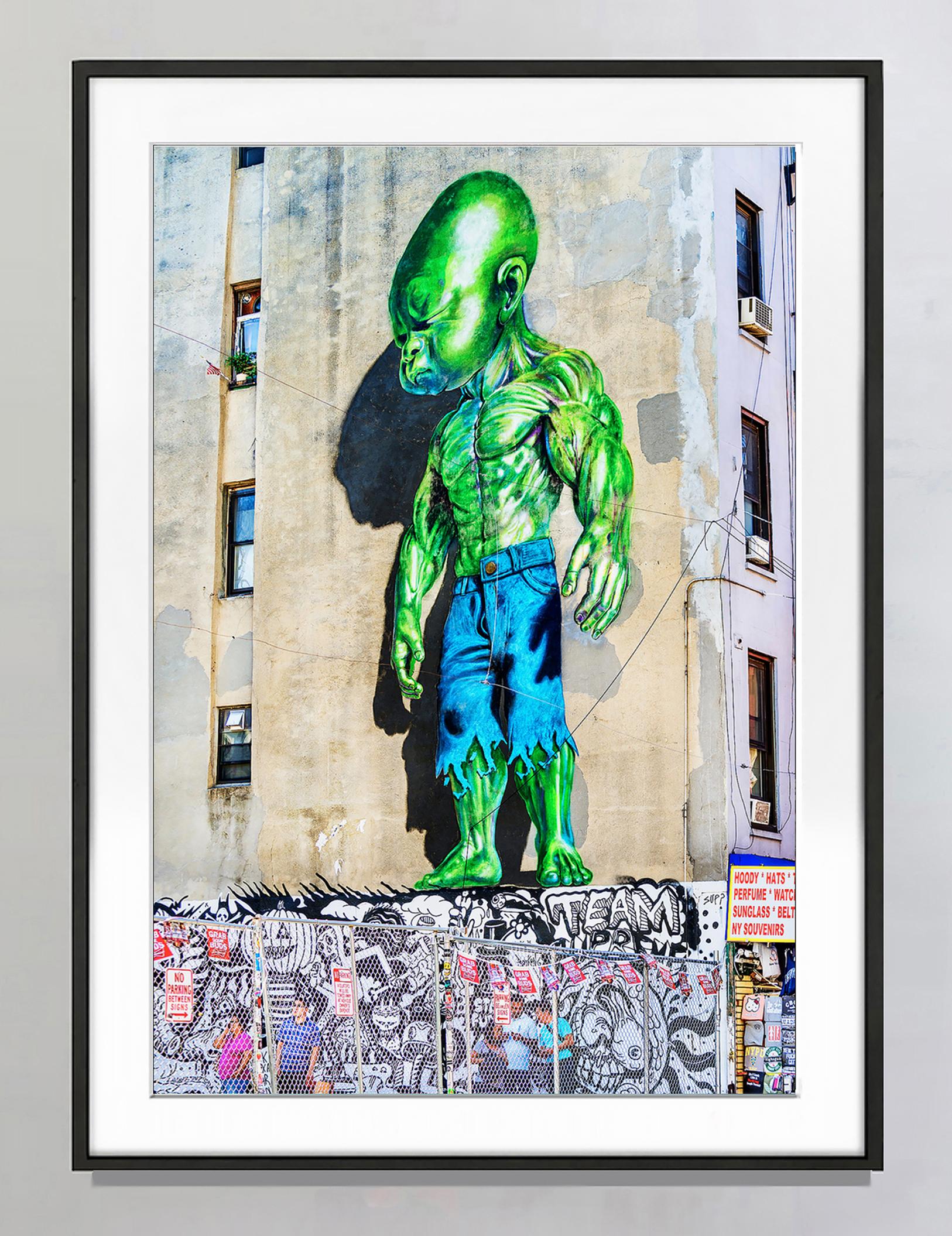 Graffiti-Wandteppich mit kleinem grünem Mann  Urban Art Sci-Fiction – Photograph von Mitchell Funk