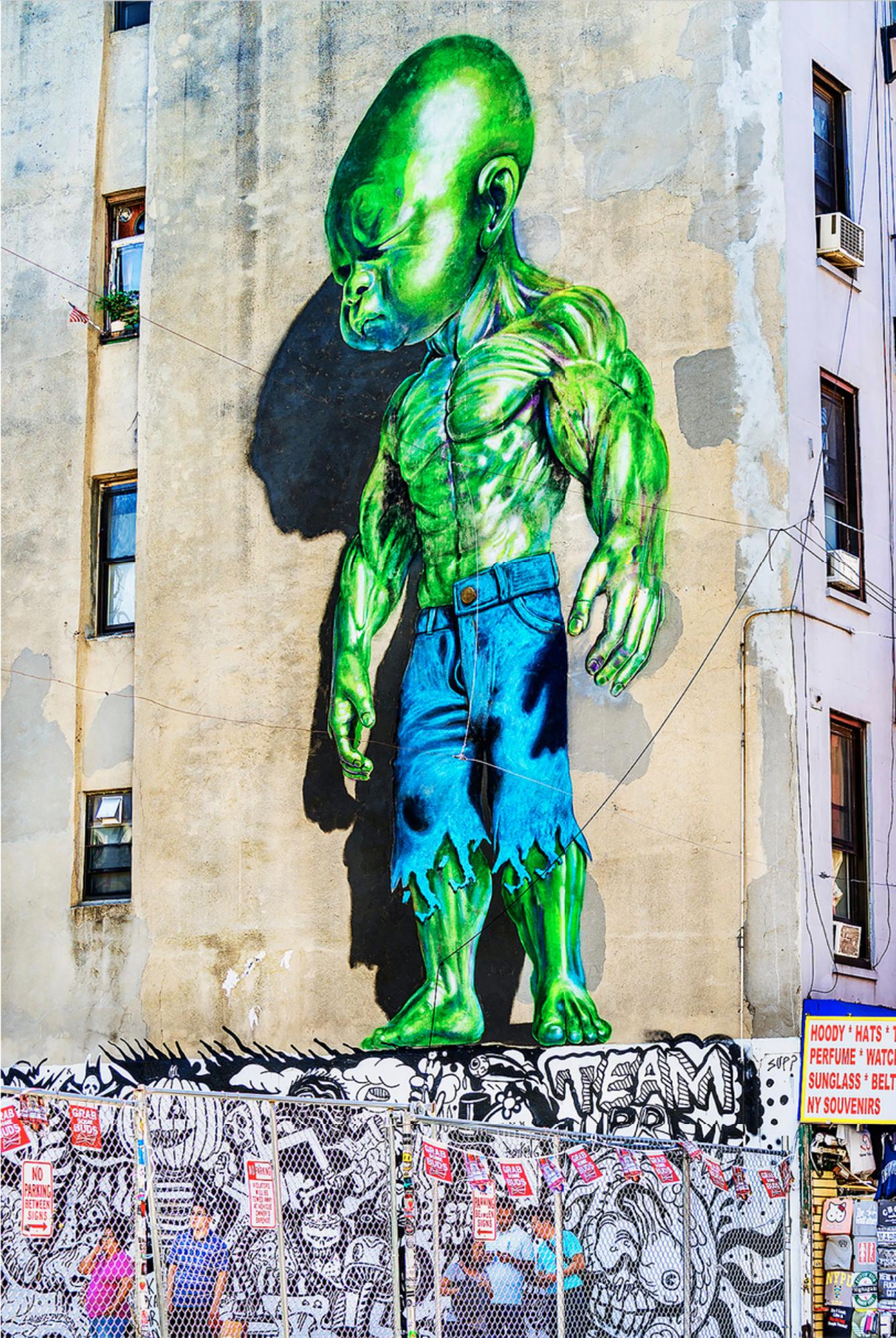 Mitchell Funk Figurative Photograph – Graffiti-Wandteppich mit kleinem grünem Mann  Urban Art Sci-Fiction