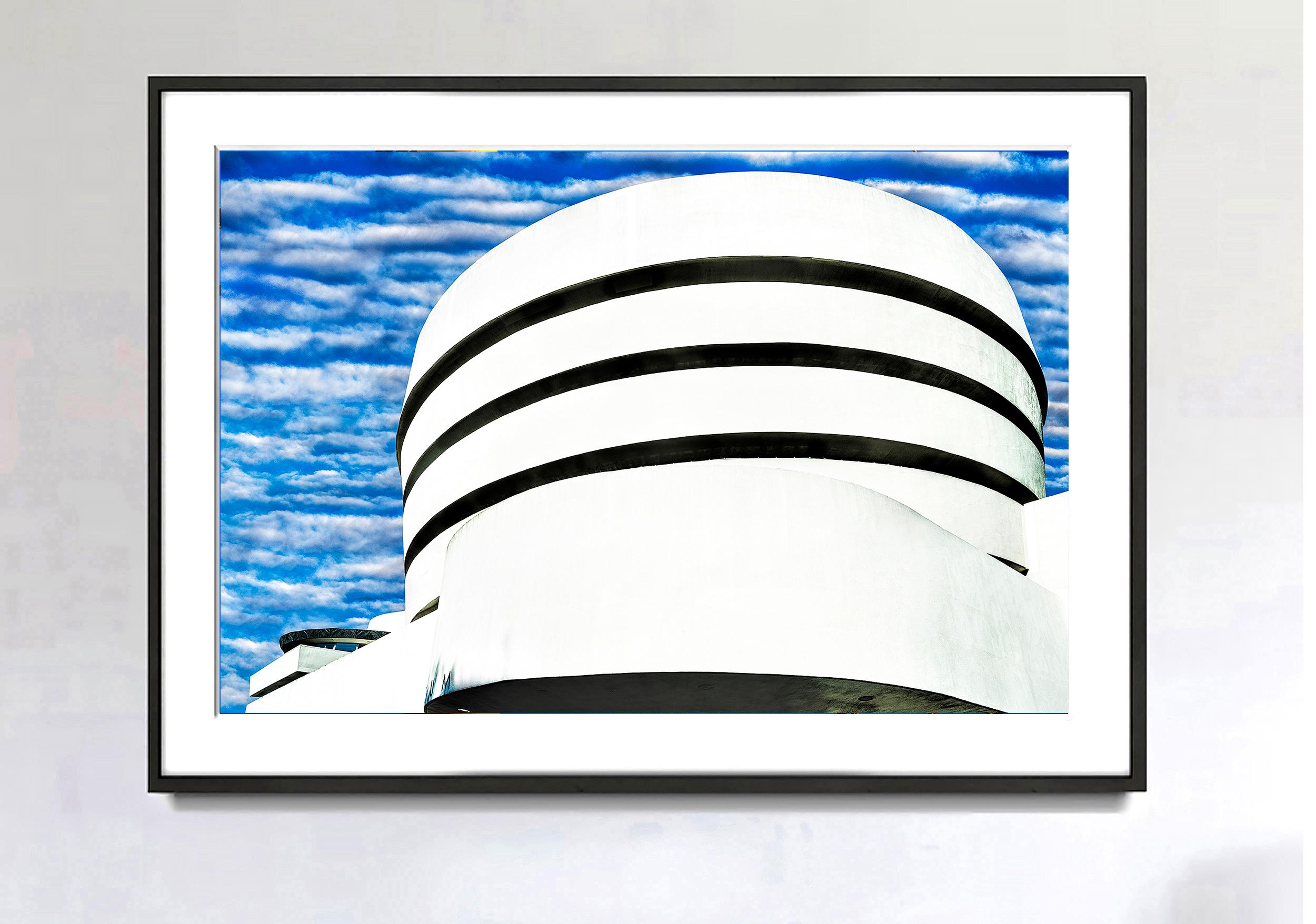 Le design du Guggenheim Museum inspire les nuages de la ville de New York - Photograph de Mitchell Funk