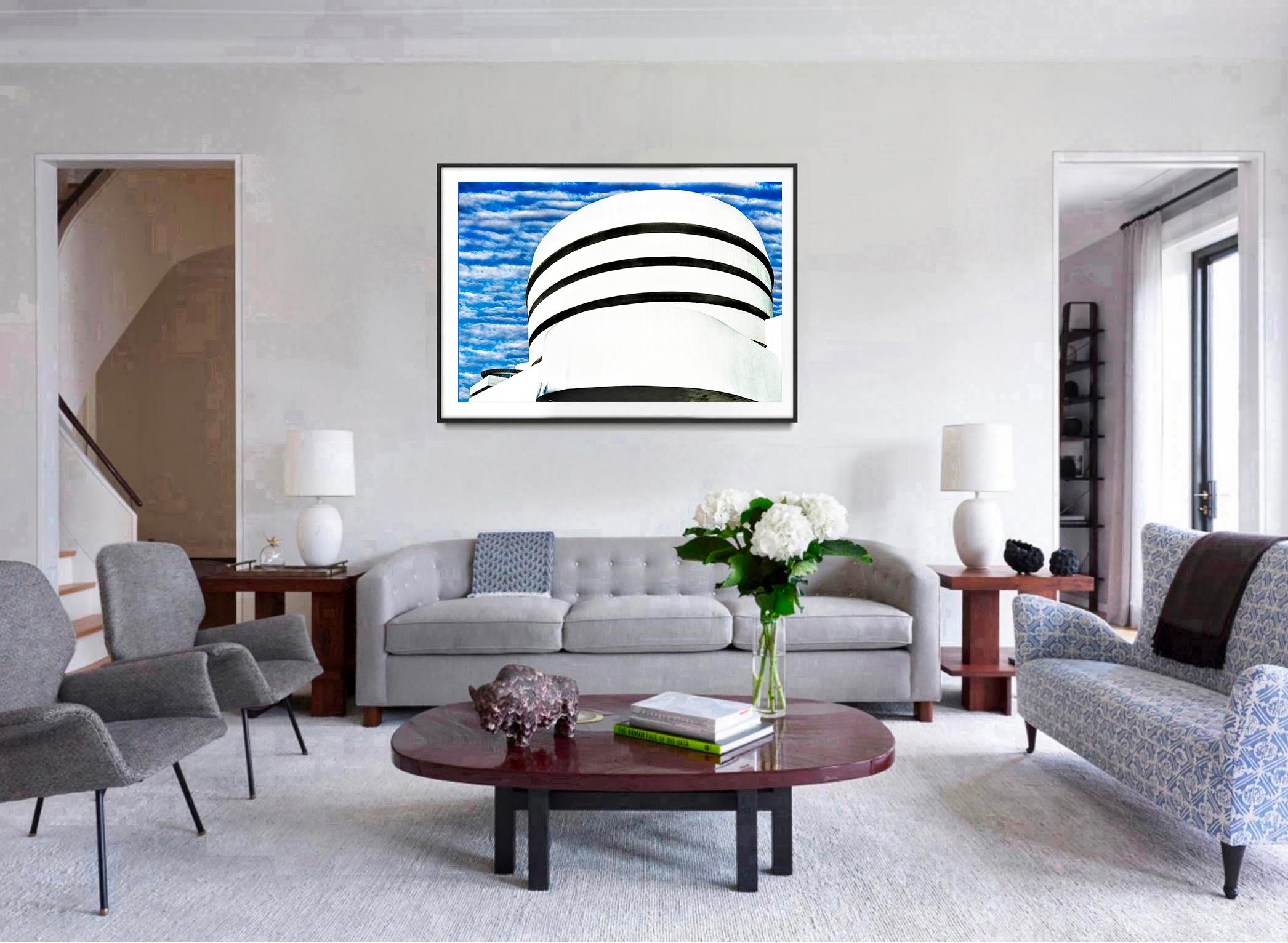 Le design du Guggenheim Museum inspire les nuages de la ville de New York - Géométrique abstrait Photograph par Mitchell Funk