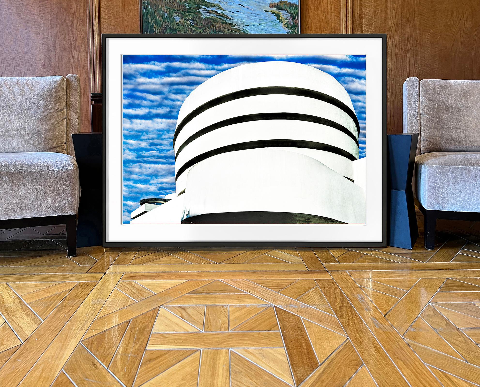 Le design du Guggenheim Museum inspire les nuages de la ville de New York - Bleu Landscape Photograph par Mitchell Funk
