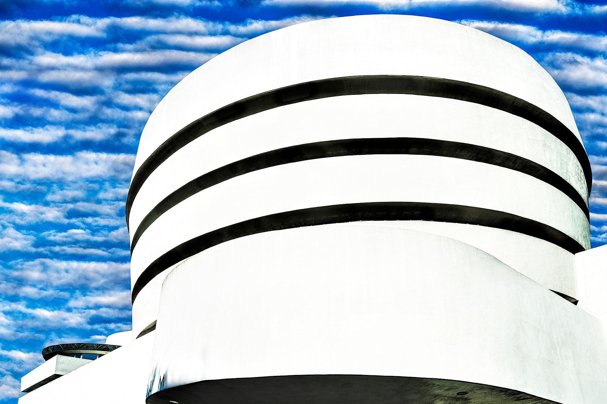 Landscape Photograph Mitchell Funk - Le design du Guggenheim Museum inspire les nuages de la ville de New York