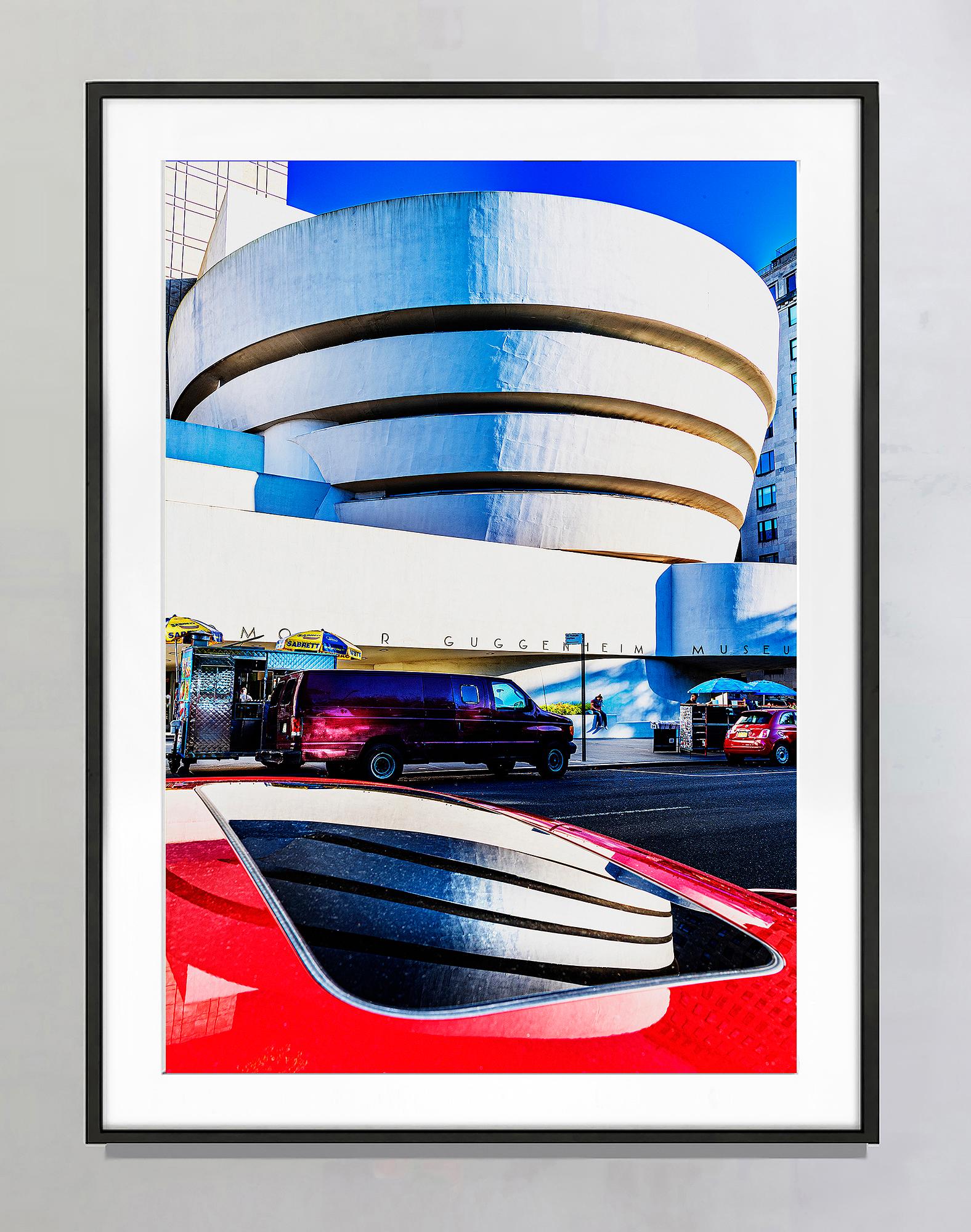 Le musée Guggenheim met sa brillance sur une voiture rouge - Photograph de Mitchell Funk