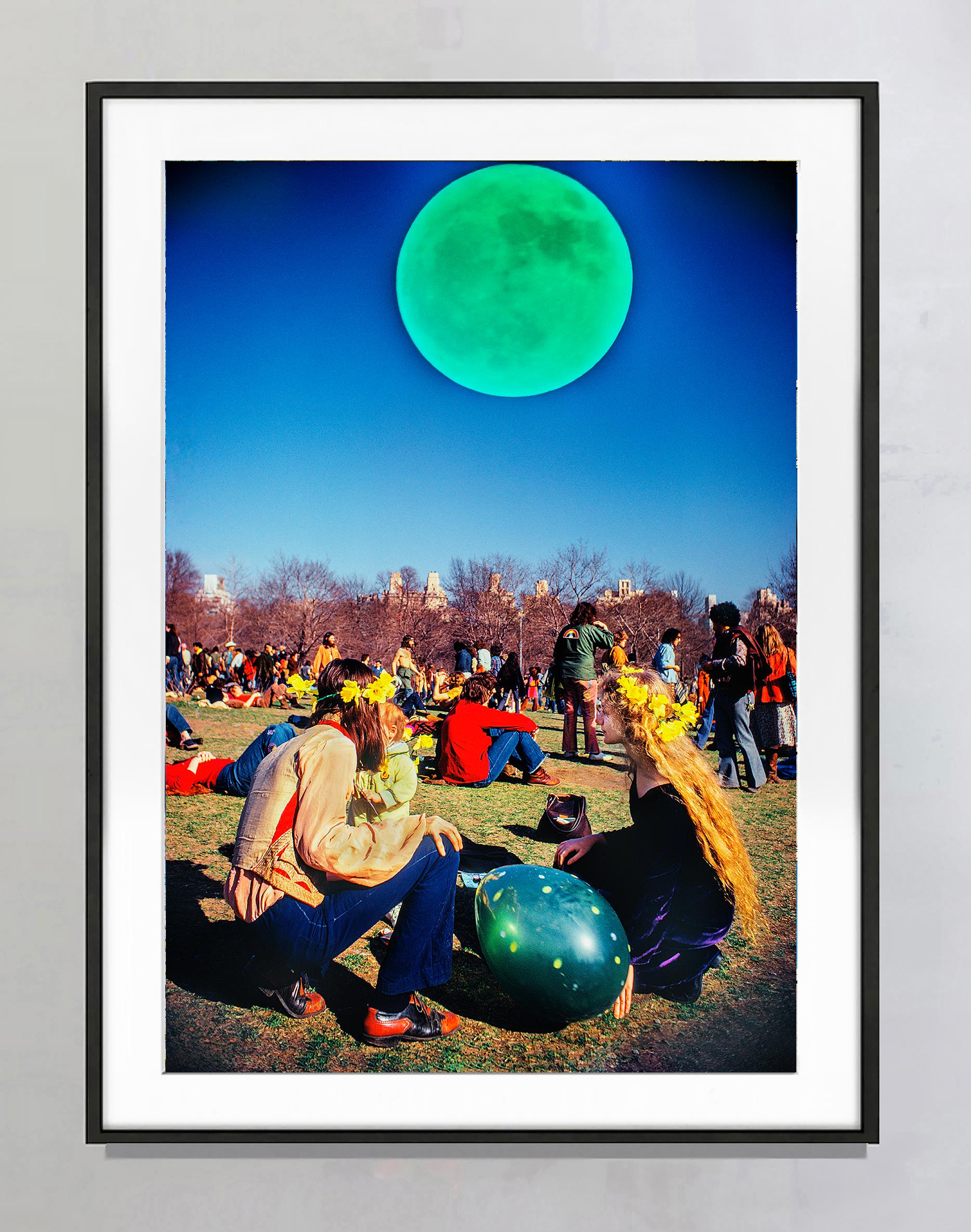 Hippies en Central Park con luna psicodélica sobredimensionada - Photograph de Mitchell Funk