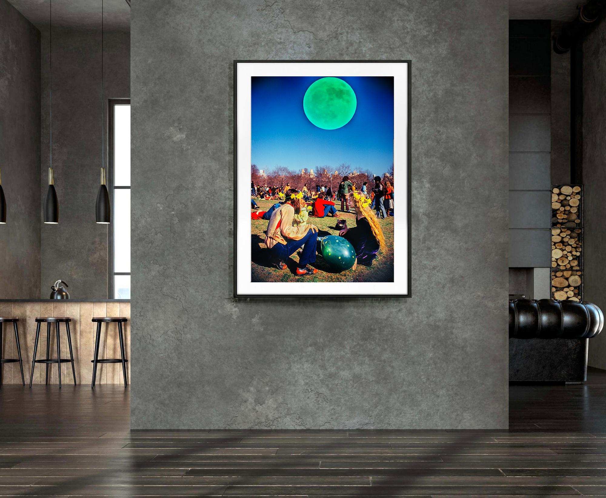 Hippies en Central Park con luna psicodélica sobredimensionada - Photograph Surrealista de Mitchell Funk