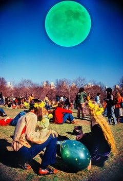 Hippies en Central Park con luna psicodélica sobredimensionada