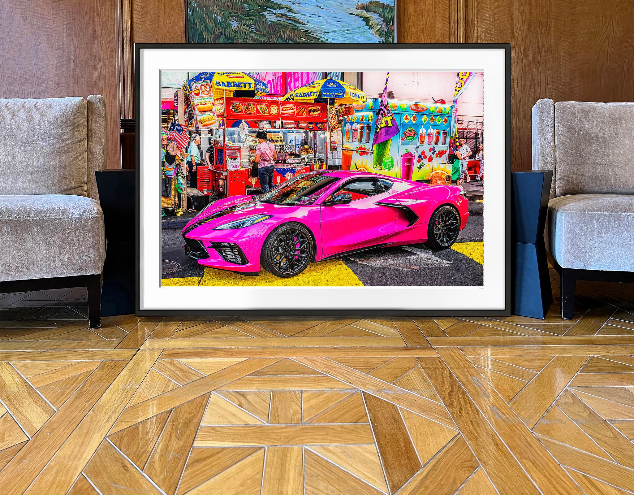 Im visuellen Wahnsinn des Times Square,  ein Leuchtfeuer aus futuristischem Design und Farbe in Form einer pinkfarbenen Corvette hält vor einer Ampel.  Das unheimliche Bild wurde von dem erfahrenen Straßenfotografen Mitchell Funk aufgenommen, der