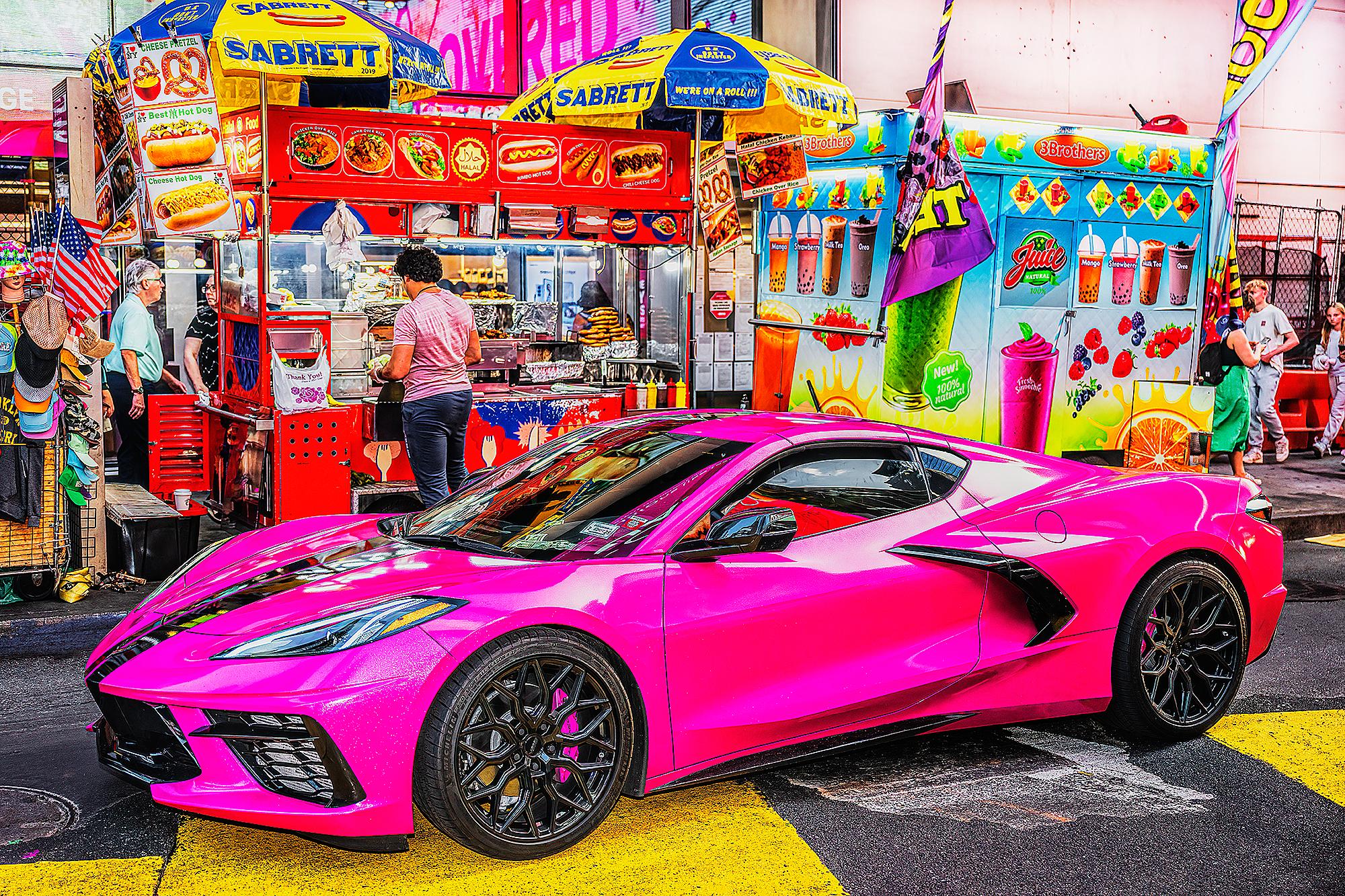 Mitchell Funk Color Photograph – Hot Pink Hot Car im Times Square  - Automobilindustrie