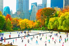 Eisschuhren im Central Park Rink  Panoramik-Ansicht der Skyline-Herbstfarben