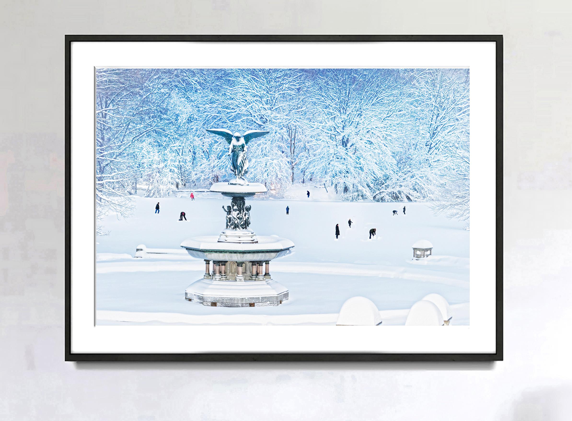 Impressionistischer Snow Storm –   Bethesda Springbrunnen Central Park  – Photograph von Mitchell Funk