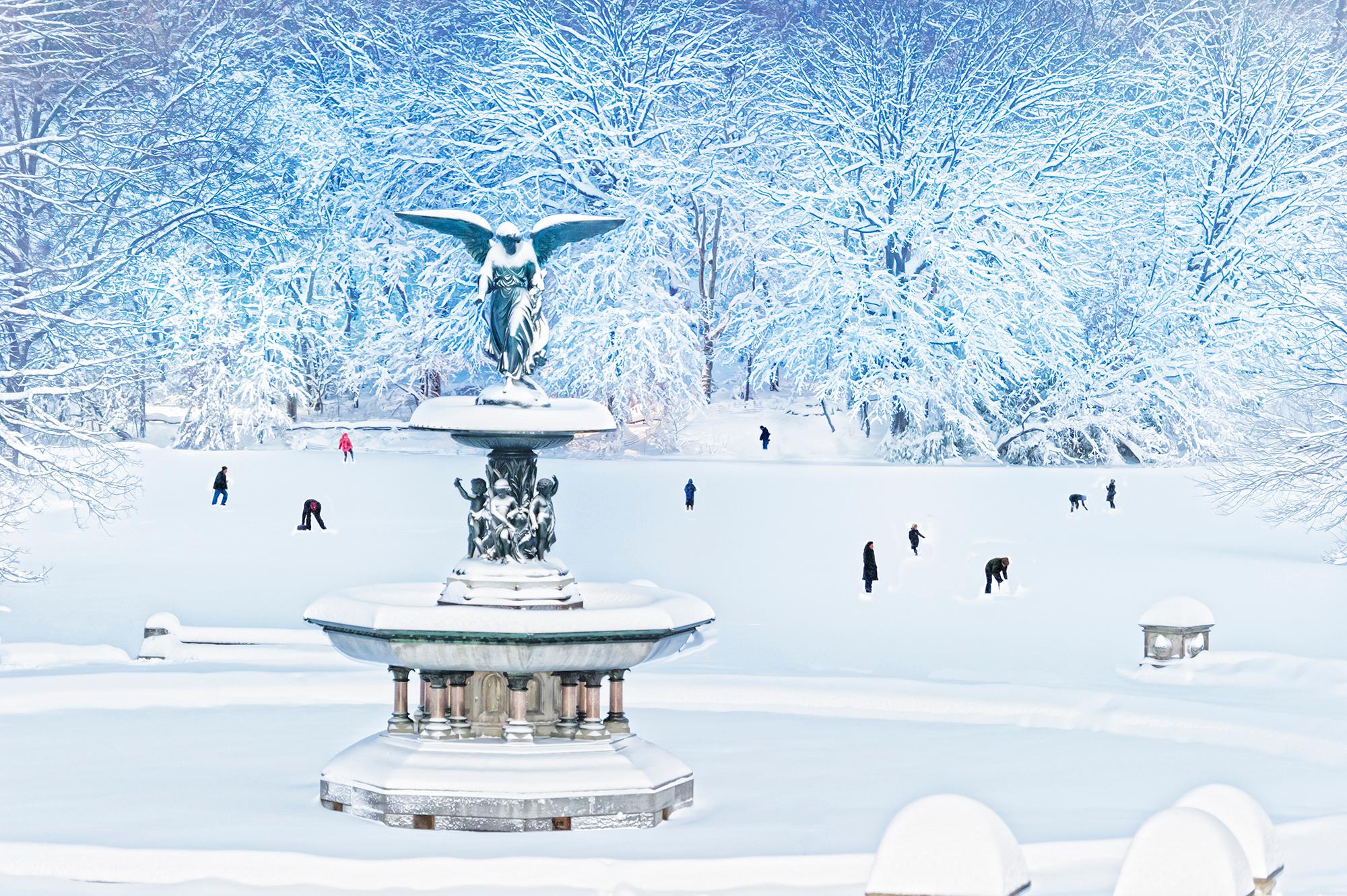 Mitchell Funk Landscape Photograph – Impressionistischer Snow Storm –   Bethesda Springbrunnen Central Park 
