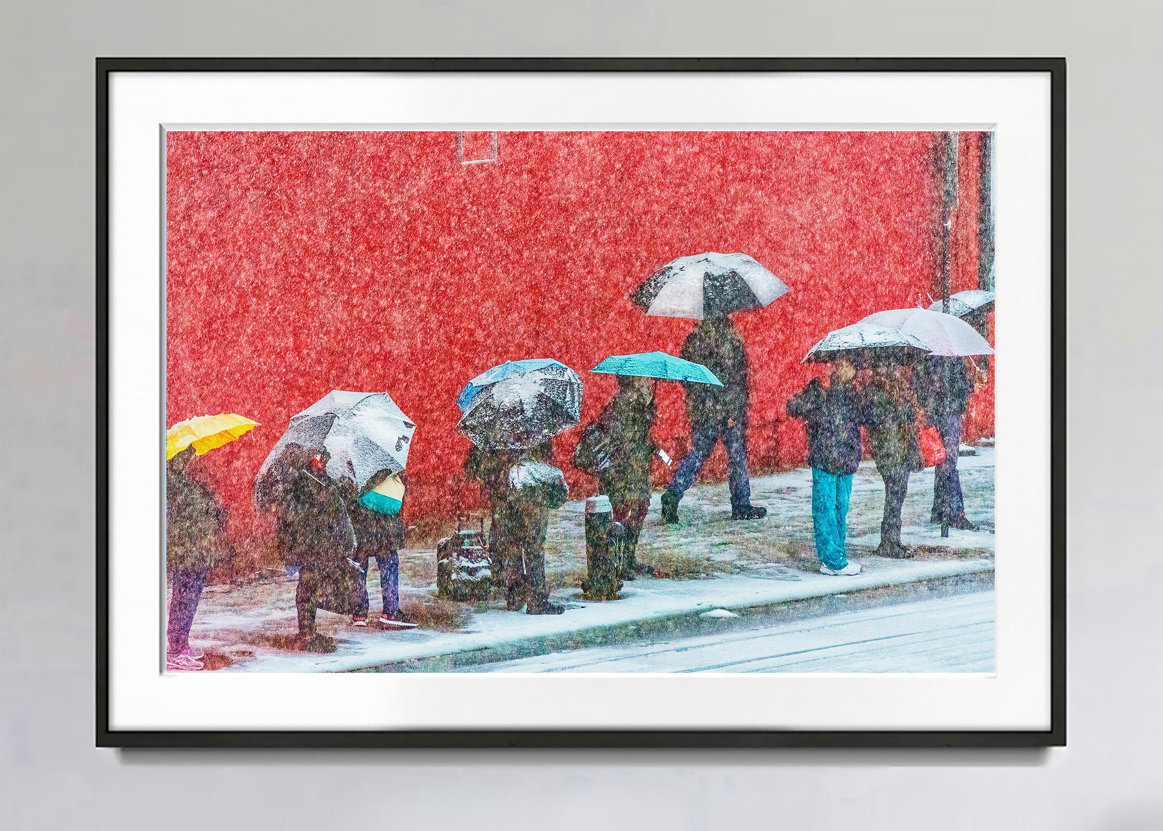 Impressionistische Street Scene Manhattan im Schnee   - Rot- und Grautöne  – Photograph von Mitchell Funk