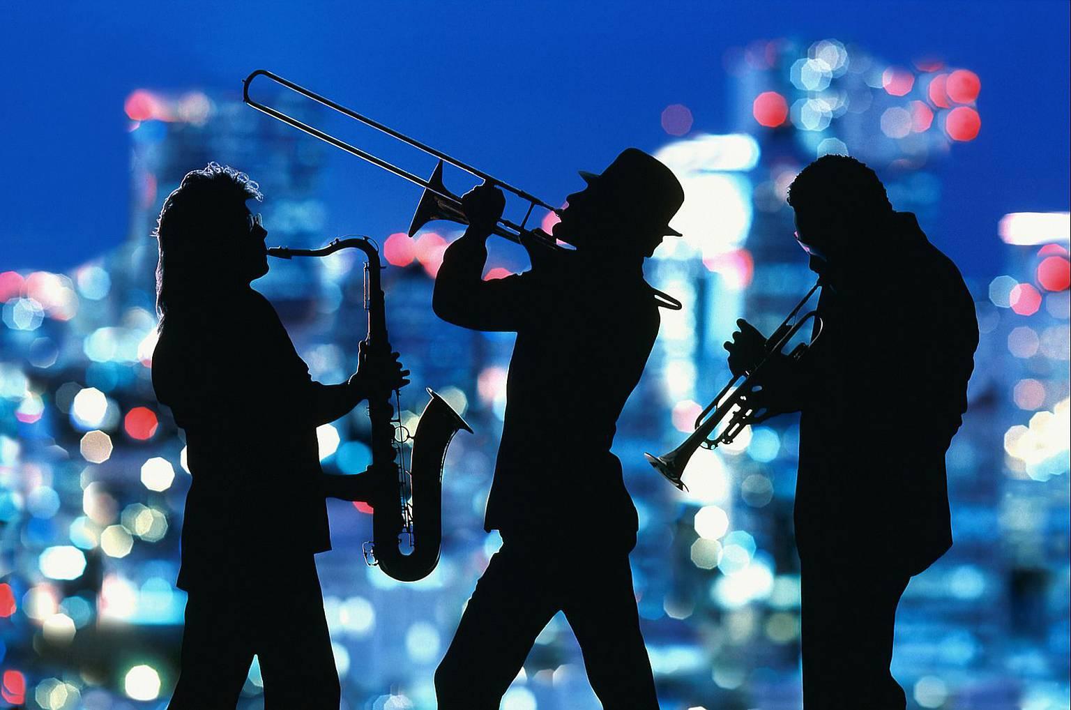 Mitchell Funk Figurative Photograph – Jazz-Musiker:  Nachtblaue Stadtleuchten