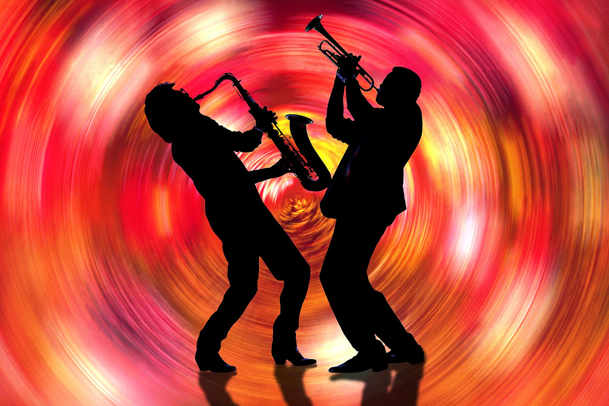 Color Photograph Mitchell Funk - Ensemble de musiciens de jazz Saxophone et trompette en tourbillon rouge  - La musique, c'est la couleur