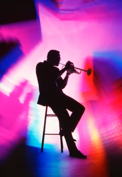 Joueur de trompettes de jazz par Mitchell Funk,  Rainbow de couleurs bleu magenta pleine d'âme