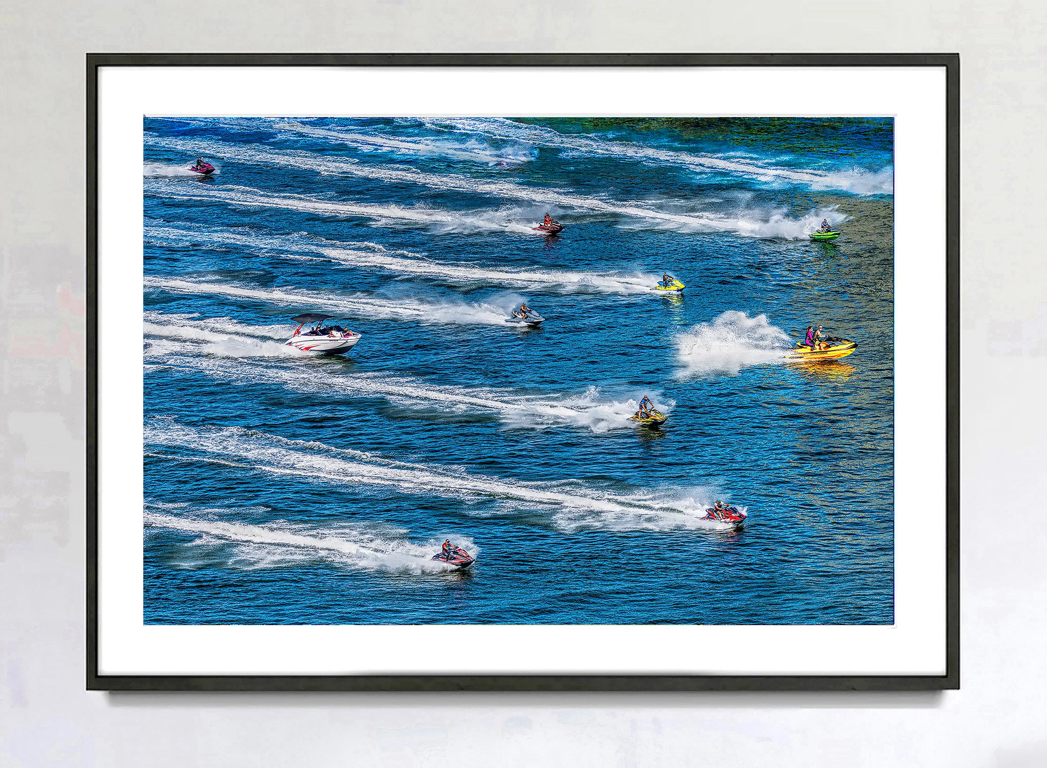 Jet Ski-Wassersport-Actionswellenrennen in blauem Wasser – Photograph von Mitchell Funk