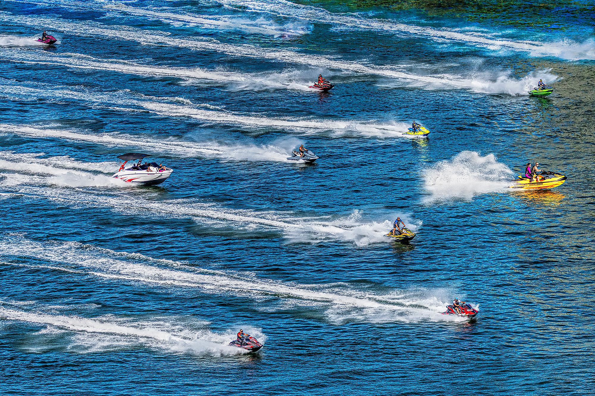 Mitchell Funk Abstract Photograph – Jet Ski-Wassersport-Actionswellenrennen in blauem Wasser