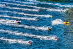Sport d'eau à jet de ski et course de vagues bleues