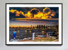 Flugzeugstreifen über der Skyline von New York City in der Abenddämmerung, Farbfotografie, signiert, 4/15
