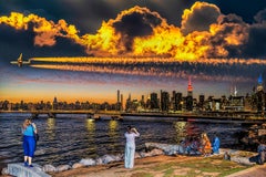 Scia di aerei sul panorama di New York al tramonto, fotografia a colori, autografata, 15/4