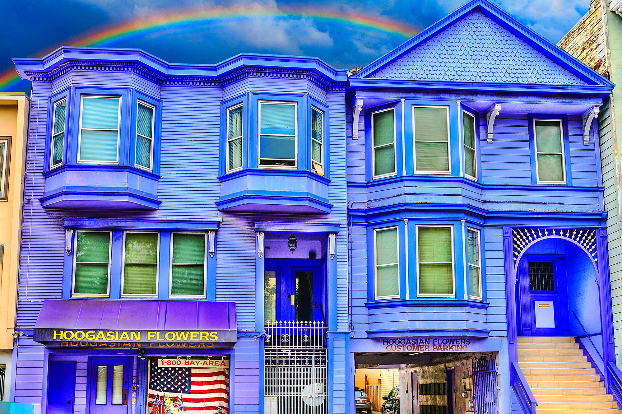 Landscape Photograph Mitchell Funk - Le drapeau victorien de San Francisco violet avec un arc-en-ciel semblable au drapeau Gay 