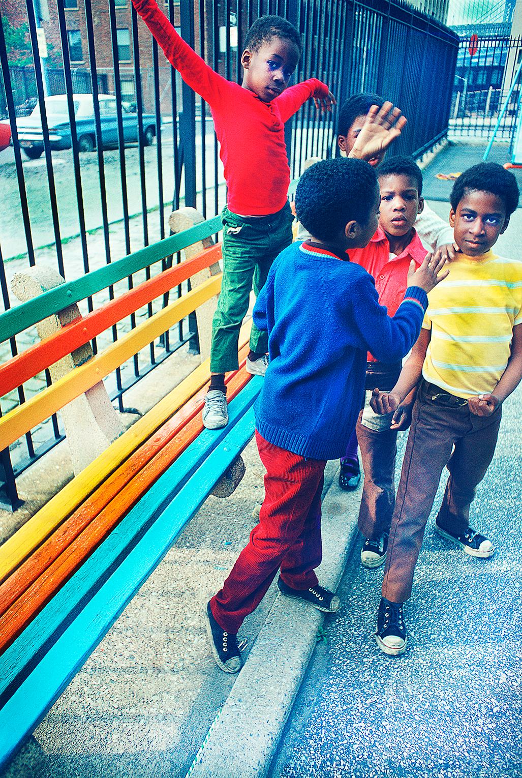 Les enfants avec des vêtements colorés dans le parc de Brooklyn - Pionnier de la photographie couleur - Photograph de Mitchell Funk