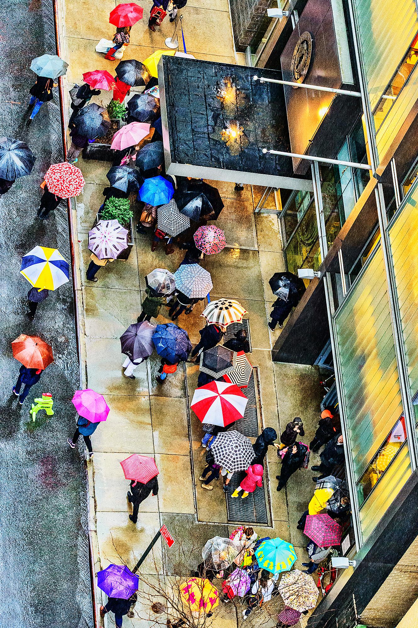 Mitchell Funk Color Photograph – Landschaft von Regenschirmen im Regen  -  Launischer New Yorker Nachmittag