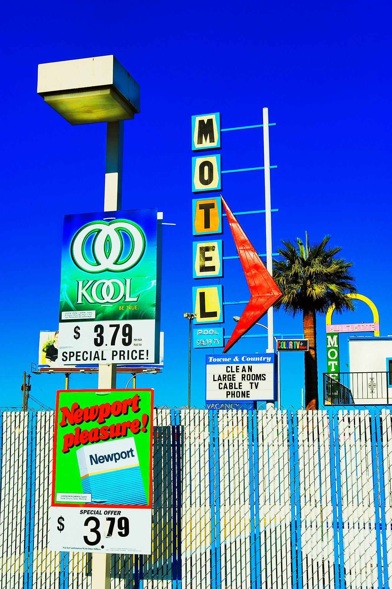 Mitchell Funk Abstract Photograph – Las Vegas Motel mit Mid-Century Street-Schild und Palmenbaum 