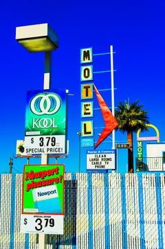 Motel di Las Vegas con insegna stradale di metà secolo e albero di palme 
