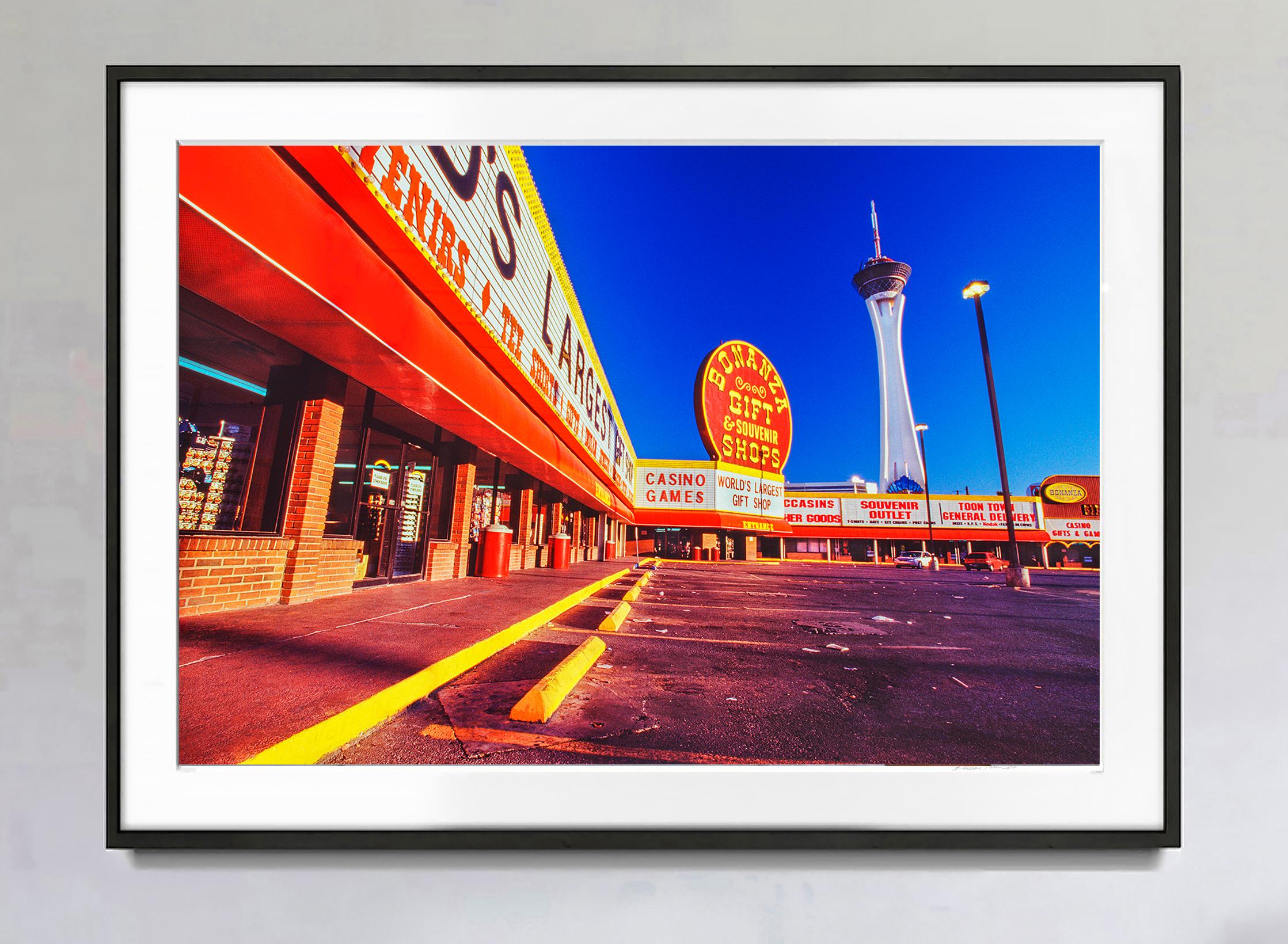 Las Vegas Einkaufszentrum  Bonanza von Mitchell Funk Street Fotografie im Angebot 1