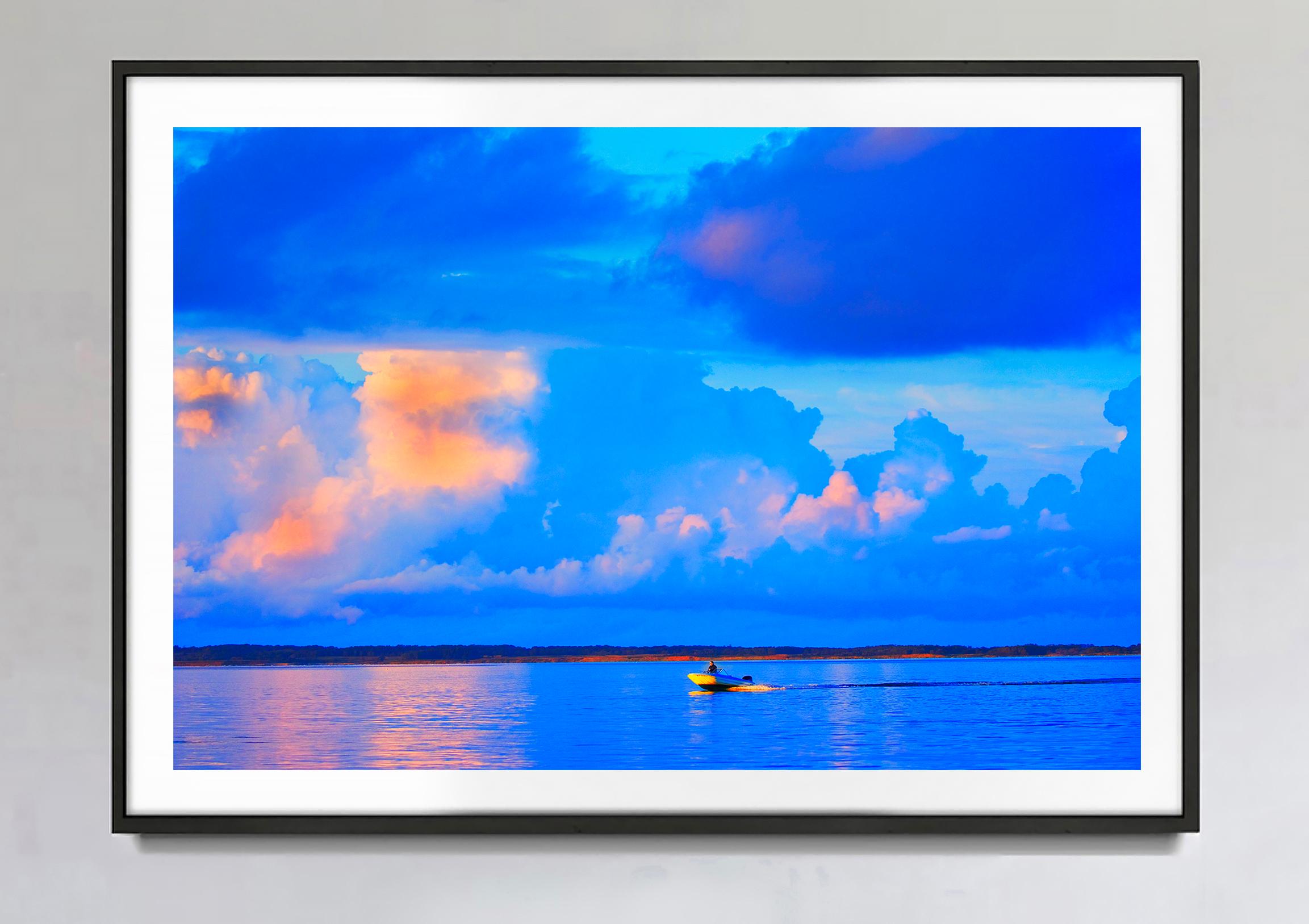 Lone Boat auf Gardiners Bay At Sunset, East Hampton - Cerulean Blue Sky – Photograph von Mitchell Funk