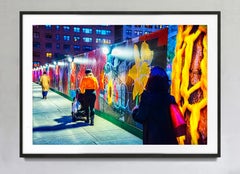 Lunga recinzione colorata di notte, stampa fotografica a colori di New York, firmata 3/15