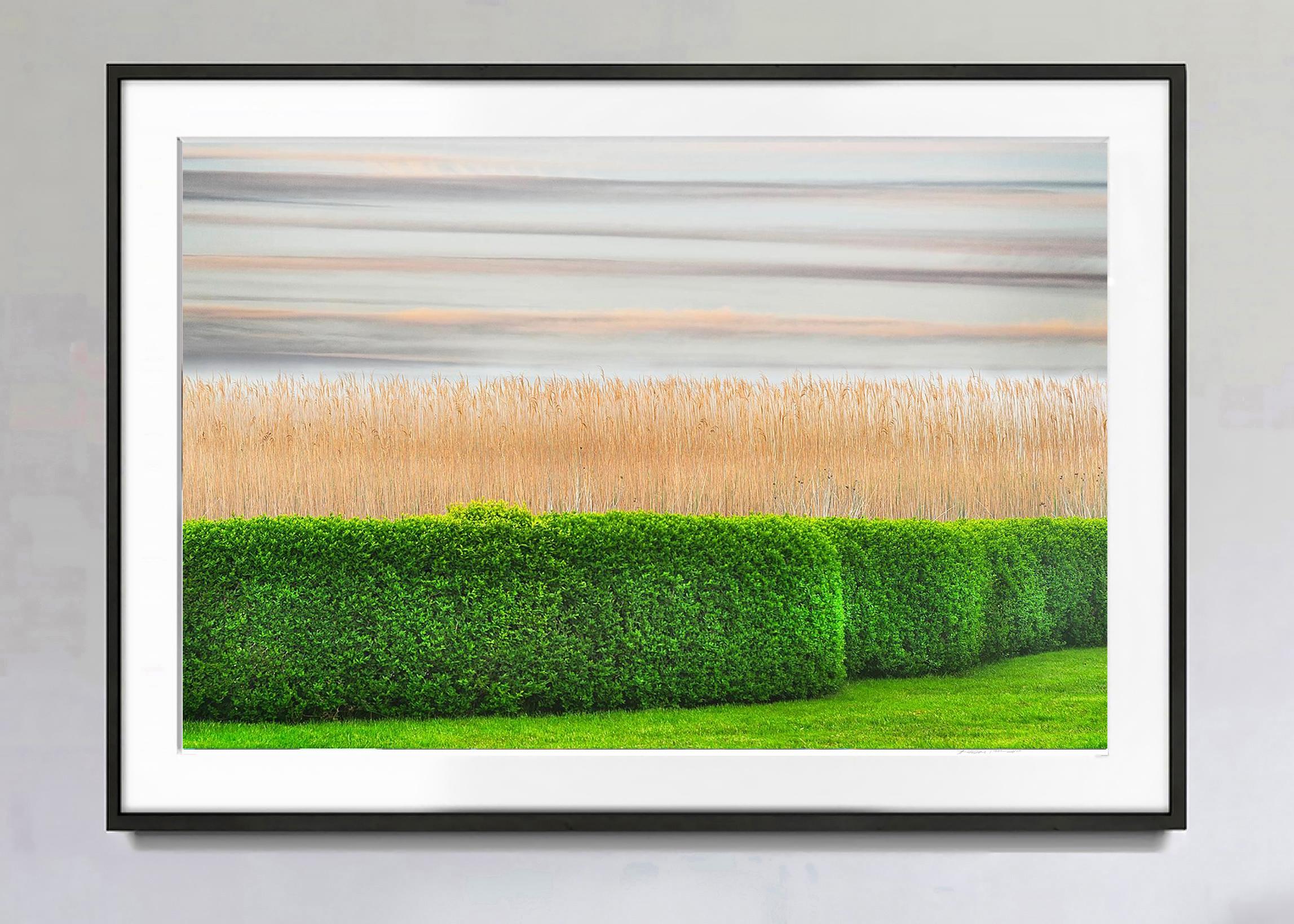 Louse Point, East Hampton,  Photographie abstraite verte et beige - Beige Landscape Photograph par Mitchell Funk