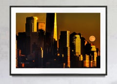 Horizonte del Bajo Manhattan en Luz Dorada con Luna. Nueva York