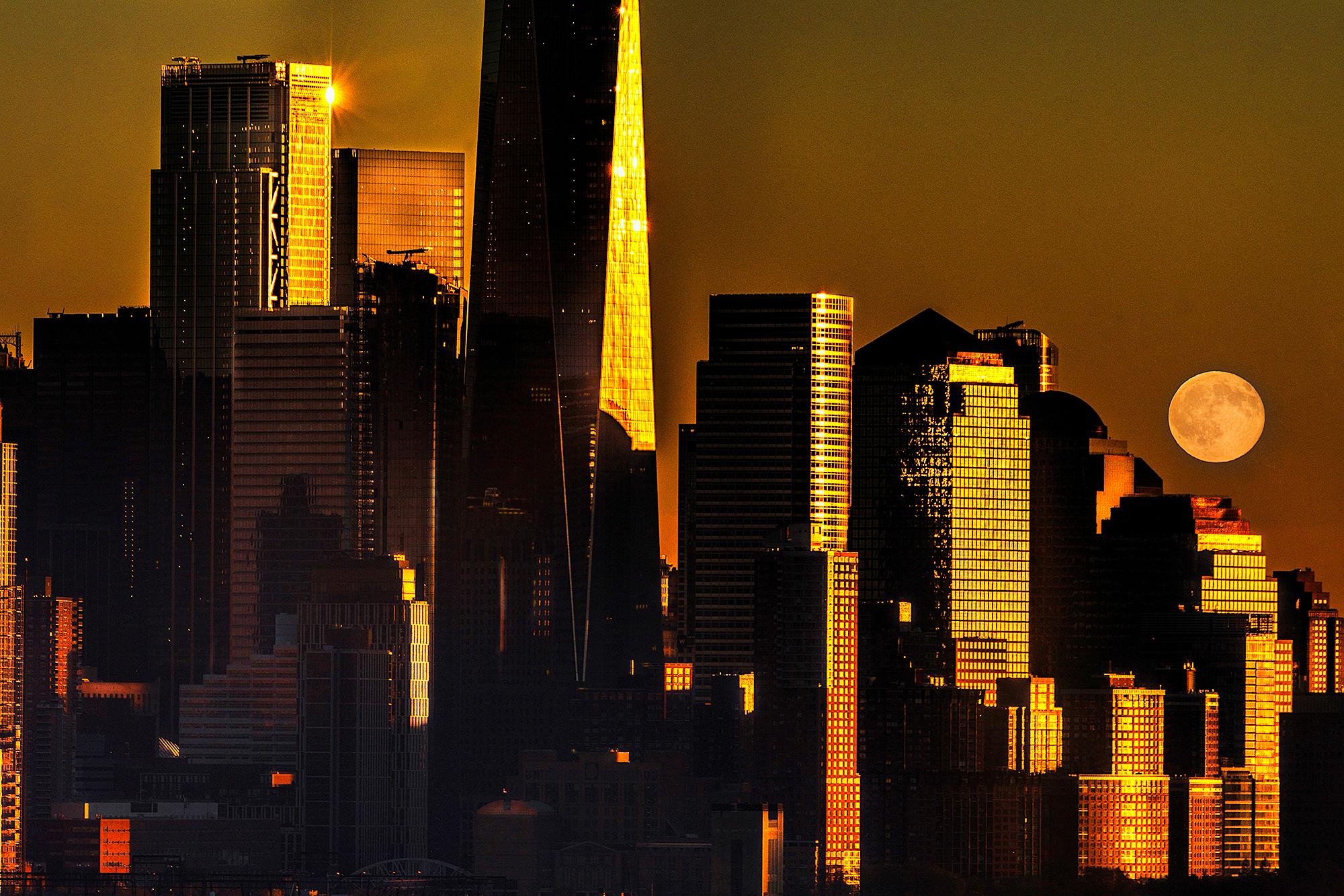 Mitchell Funk Color Photograph – Lower Manhattan Skyline in Goldlicht mit Mond. New York City