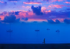 Sky at Dusk, , ciel serein en bleu et magenta  Man et bateaux de course