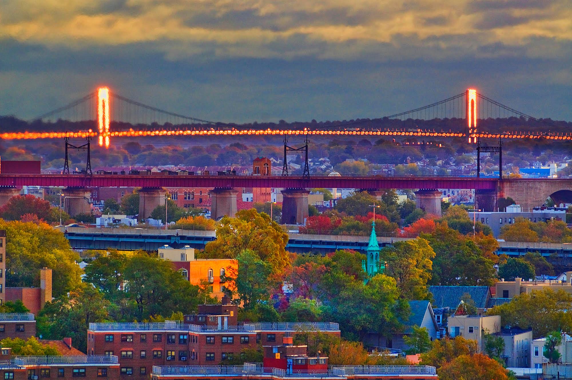 Mitchell Funk Color Photograph – Magical New York in herrlichen Herbstfarben mit goldenem Licht an der leuchtenden Brücke
