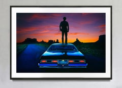 Mann auf einem Autodach mit Blick auf das Monument Valley, Farb-Kunstdruck, signiert