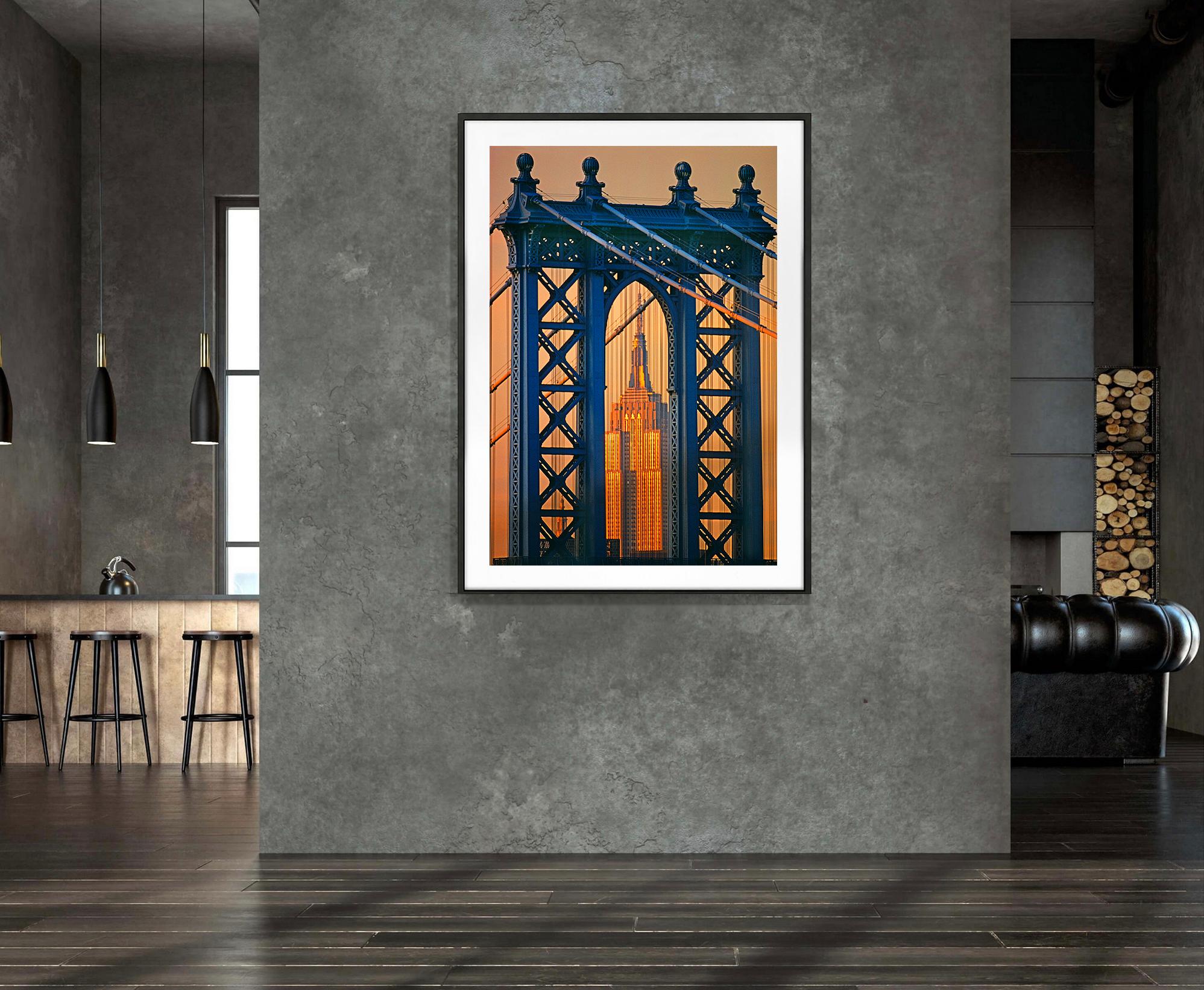 Manhattan-Brücke, Empire State Building (Impressionismus), Photograph, von Mitchell Funk