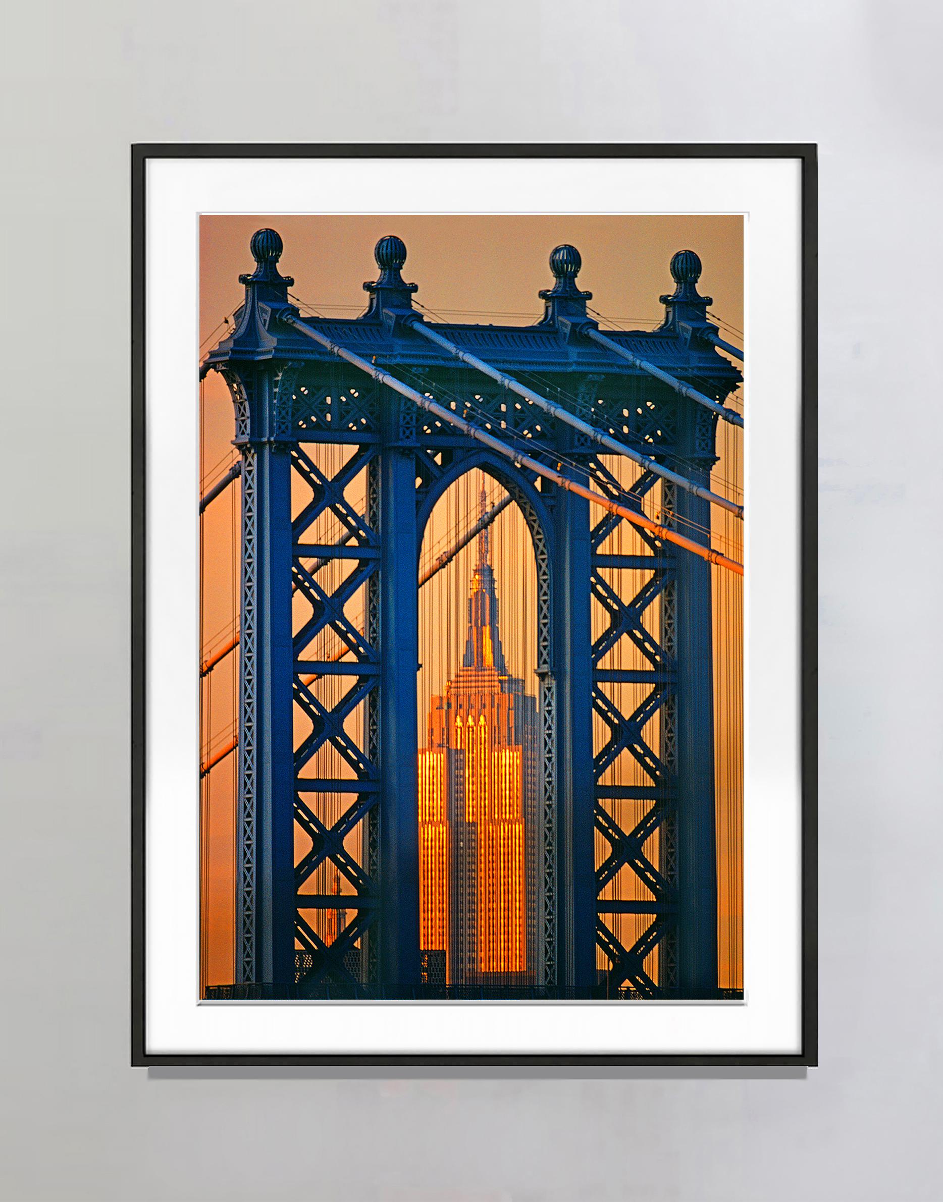 Manhattan-Brücke, Empire State Building (Schwarz), Color Photograph, von Mitchell Funk