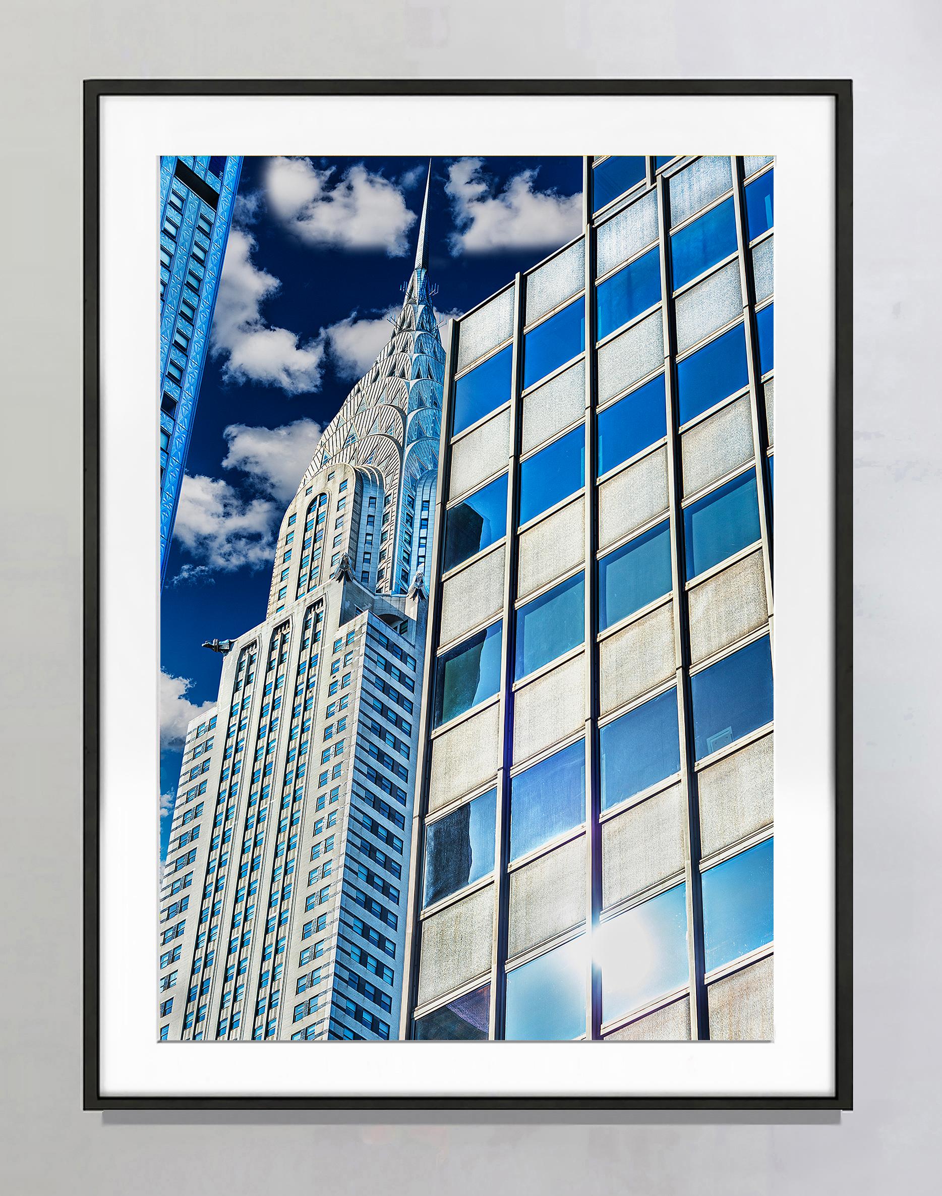 Manhattan Art Deco  Chrysler-Gebäude in Blau und Weiß – Photograph von Mitchell Funk
