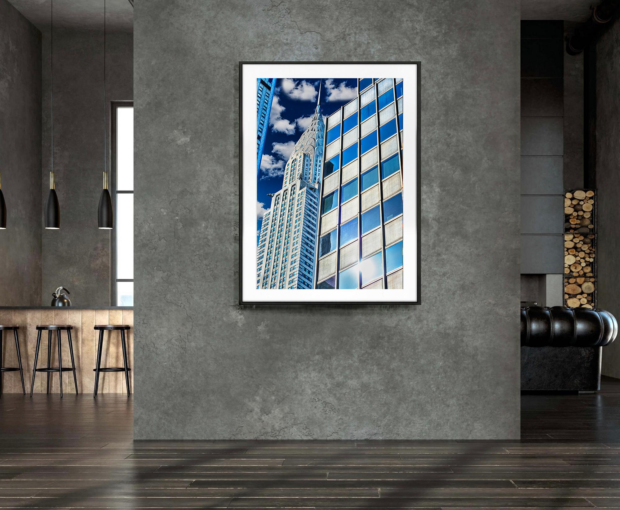 Der majestätische  Das Art Deco Chrysler Building erhebt sich zwischen den Wolkenkratzern von Manhattan.  Der Ausschnitt ist radikal und strahlt eine urbane Exaktheit aus, die sich nahtlos in den lichtdurchfluteten Raum einfügt. Die quadratische